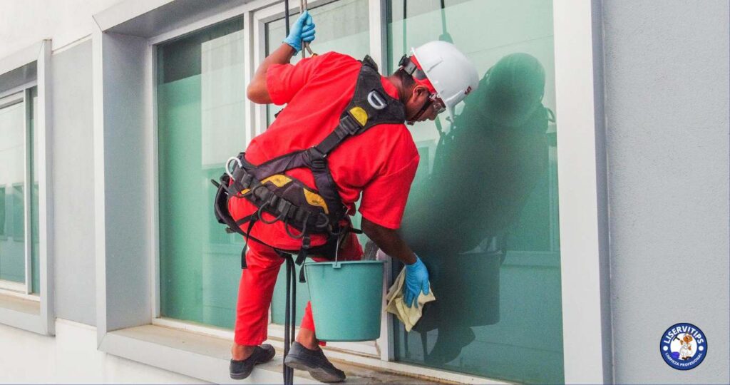 limpieza de ventanas en altura